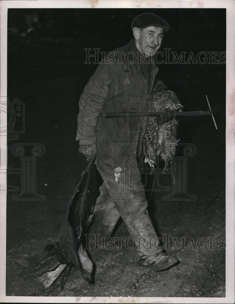 1948 Press Photo Jim a salvage picker & stuff he collects - Historic Images