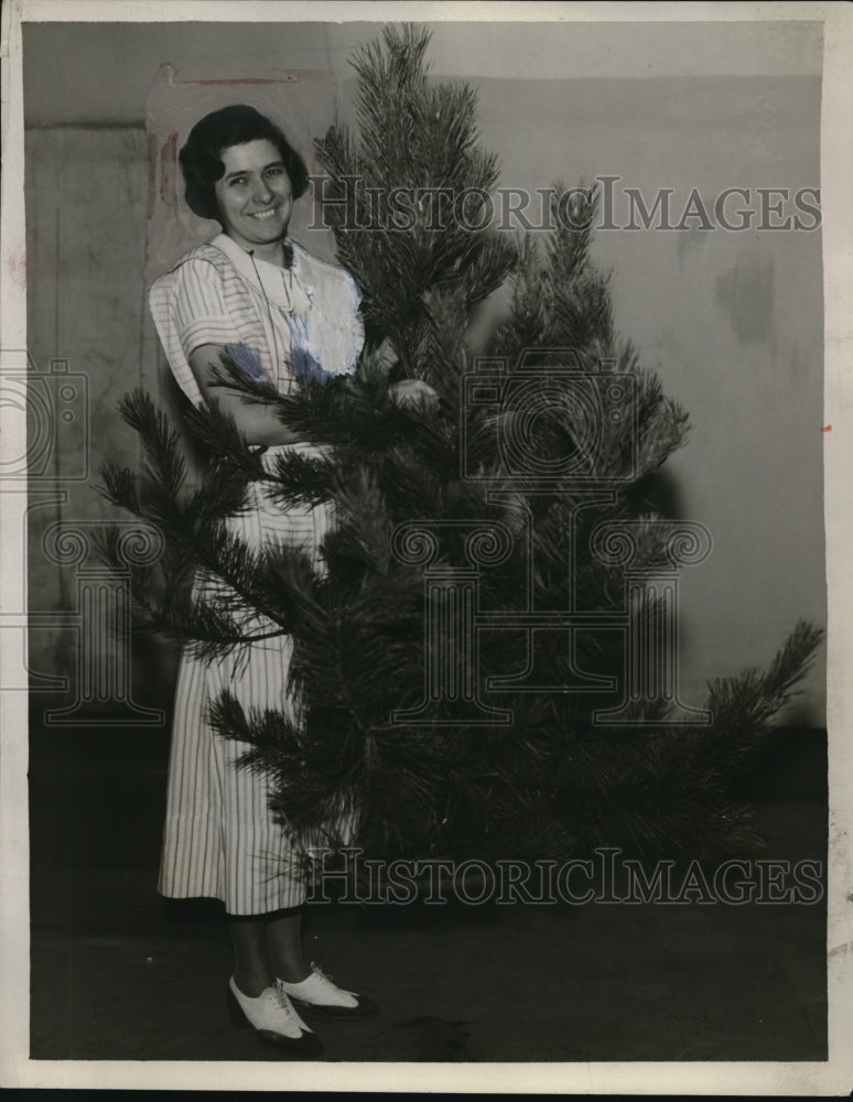 1932 Press Photo Mrs Lucille Teeter Kissack &amp; pine trees at Flower Show - Historic Images