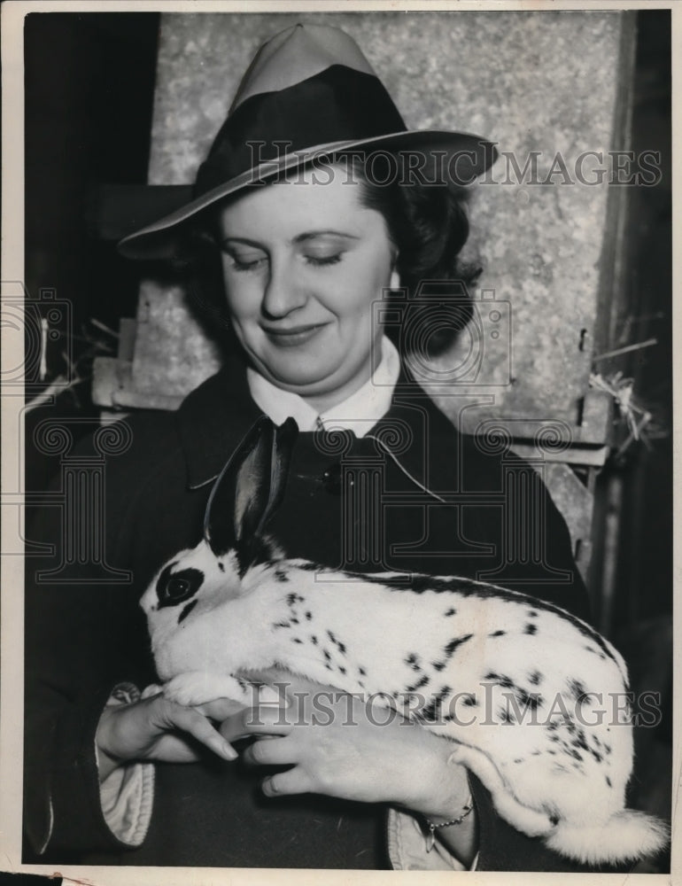 1939 Press Photo Helen Tunder and her rabbit - Historic Images