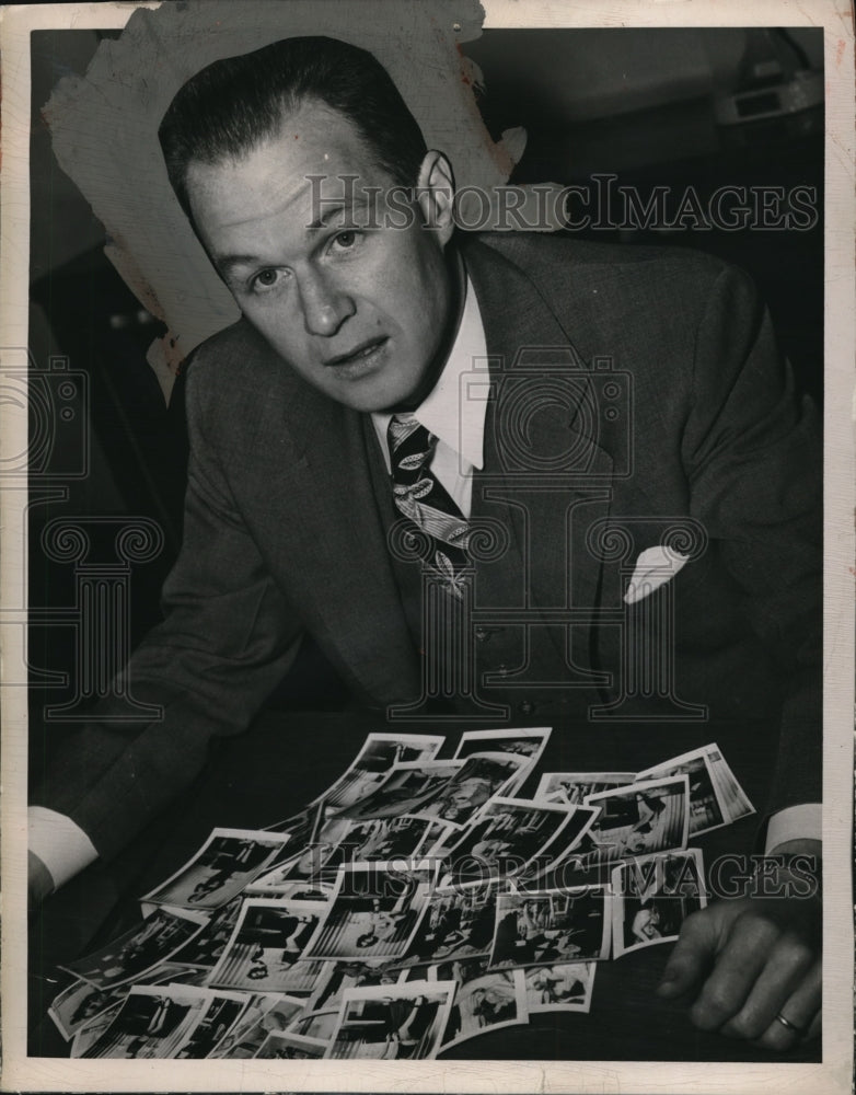 1949 Press Photo Mr Lee Howley with som photos - Historic Images