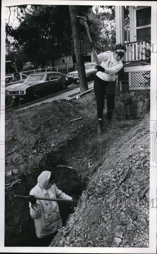 1969 Press Photo Mrs George Beitzel &amp; Mary Buchtinec dig a trech at a home - Historic Images