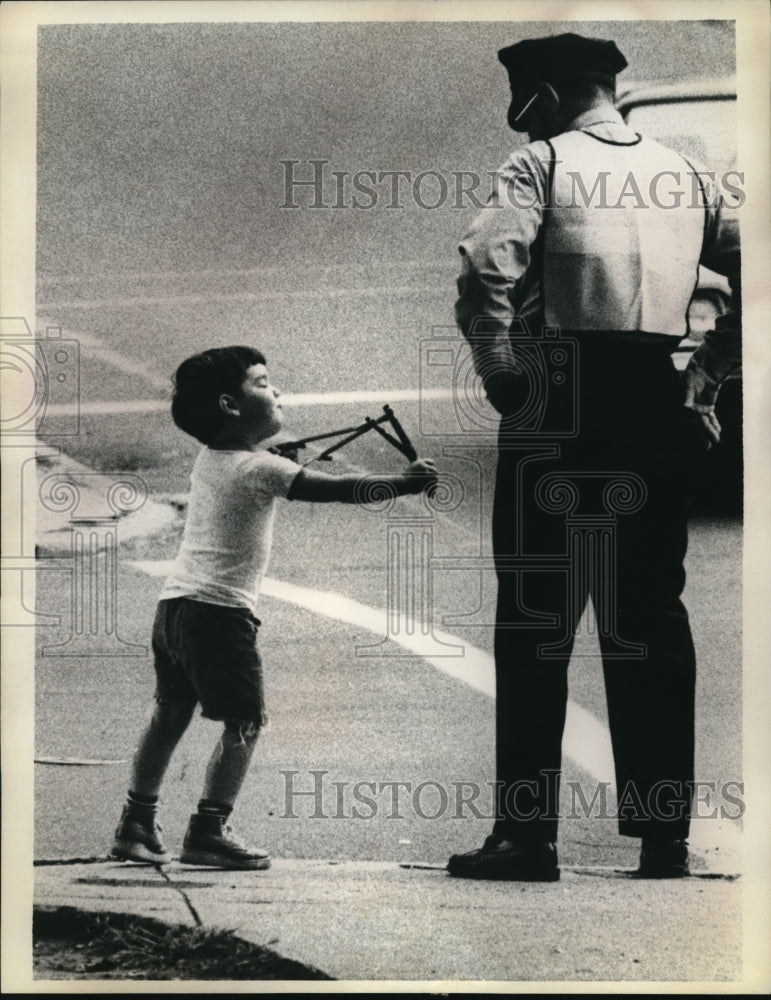 Press Photo Vernon Conn JJ Panyard age 3 & crossing guard Henry Boucher - Historic Images