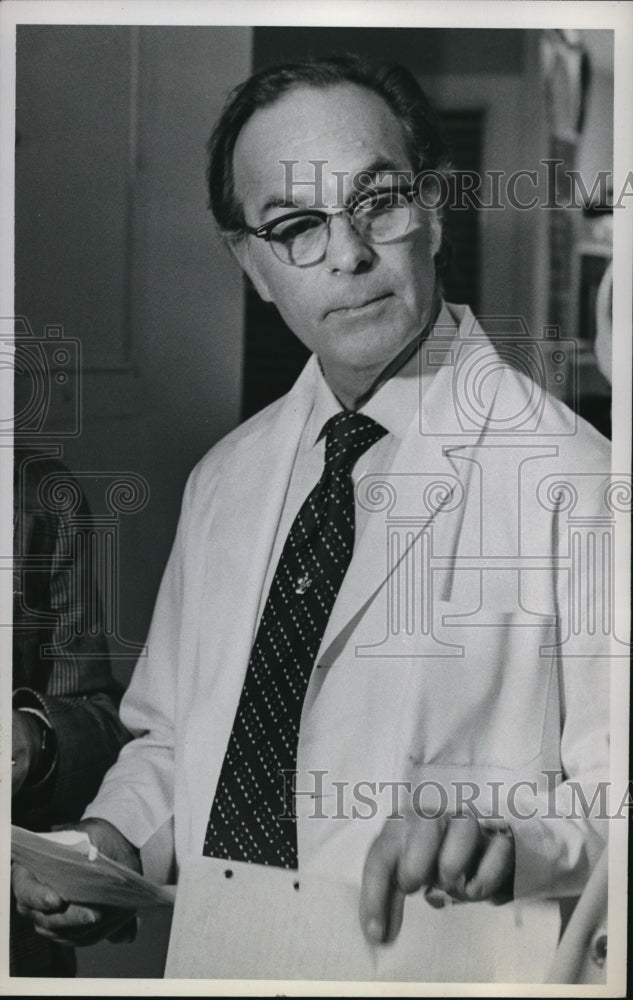 1975 Press Photo Dr Edward Brown at St Lukes hospital - Historic Images