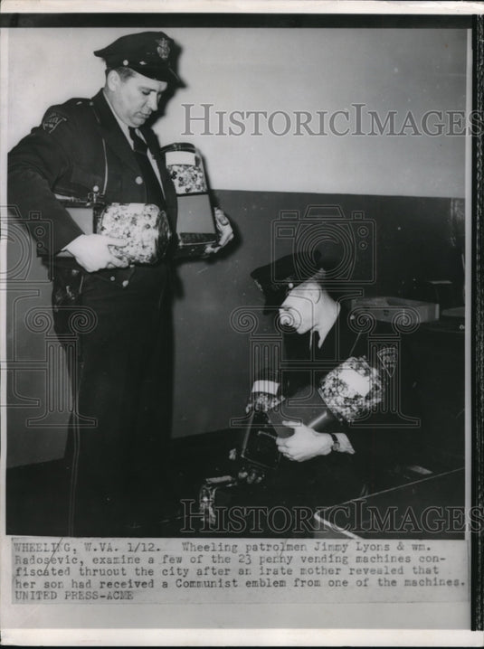 1952 Press Photo Wheeling W Va Patrolmen Jimmy Lyons and Wm Radosevic - Historic Images