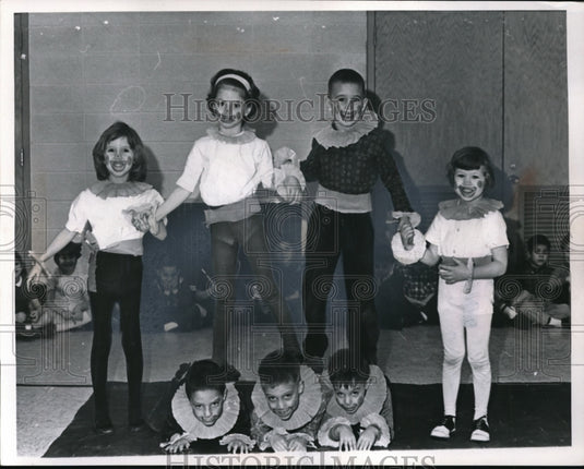 1965 Press Photo Kids Dressed Up As Clowns - Historic Images