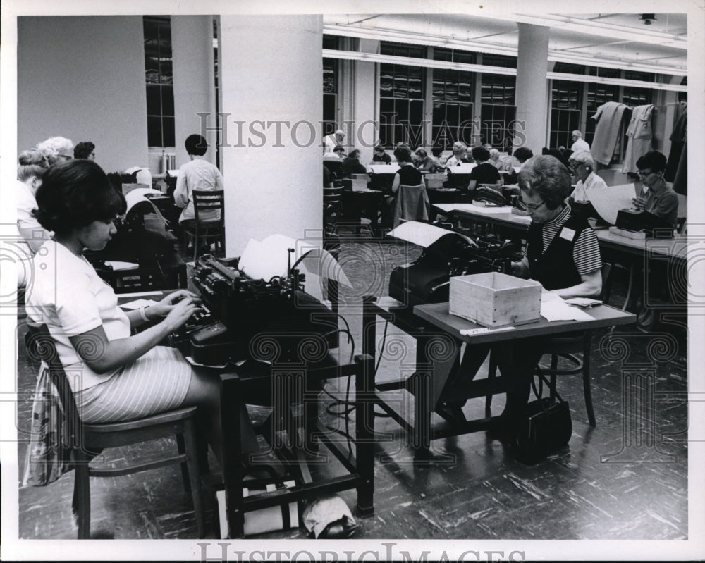 1970 Press Photo Cleveland Ohio election board tabulating returns - Historic Images