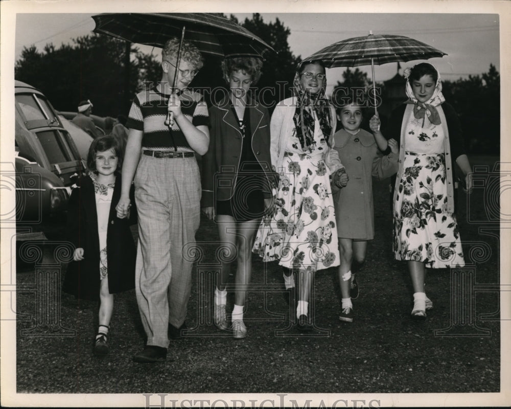 1950 PICNIC ruined by rain - Historic Images