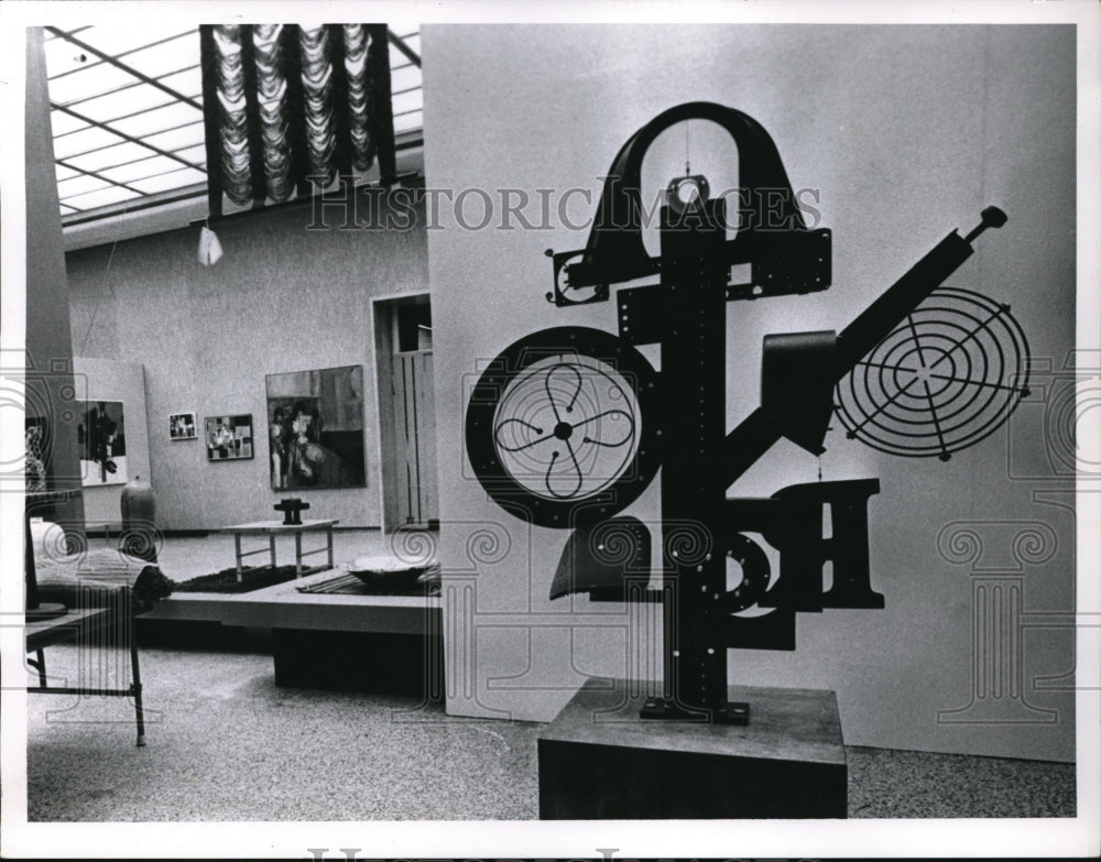 1966 Press Photo Machine totem art sculpture on display - Historic Images