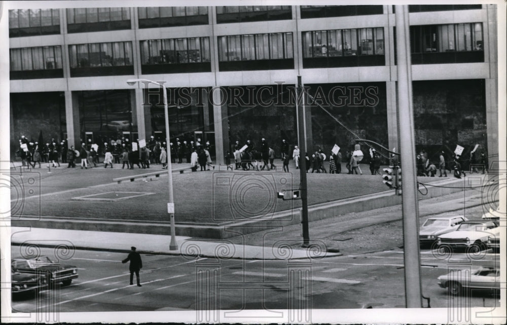 1967 Press Photo Anti war demonstrators  at Cleveland Ohio Federal bldg - Historic Images