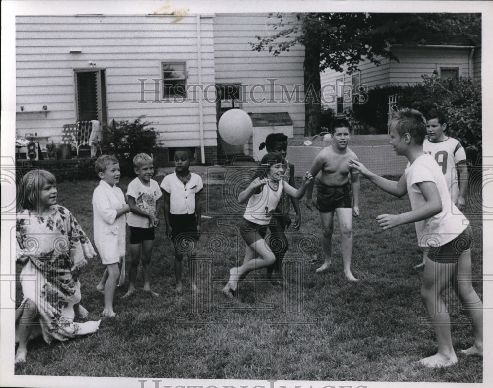 Press Photo Children playing at Friendly town on vacation - Historic Images