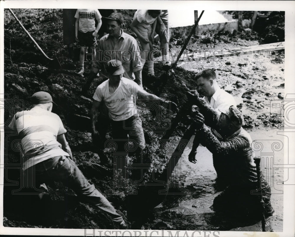 1953 Press Photo Bill Scheele directs workers in hunt in mud at collapse site - Historic Images