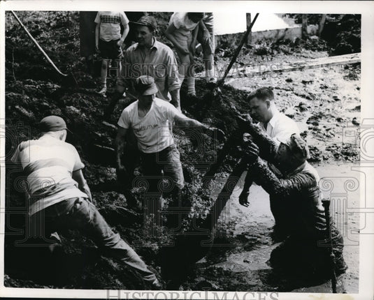 1953 Press Photo Bill Scheele directs workers in hunt in mud at collapse site - Historic Images