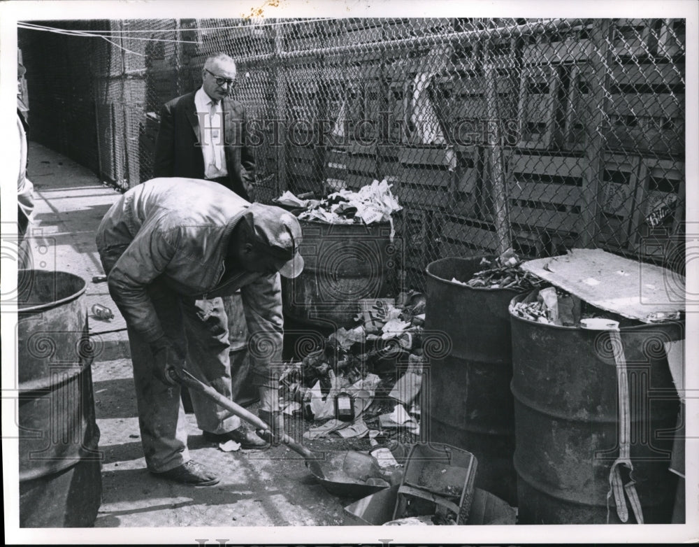 1963 Press Photo Trash cleaned by Lt Michael Sirkot in Cleveland Ohio - Historic Images