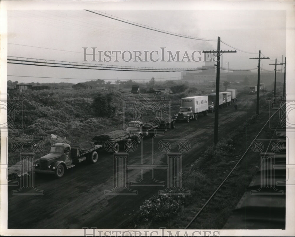 1951 Press Photo line of trucks unable to deliver loads due to strike - Historic Images