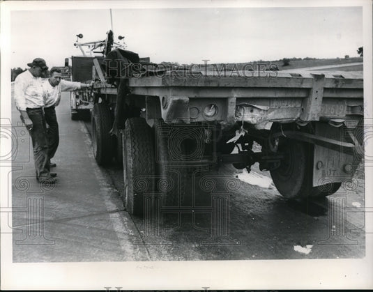 1962 Press Photo Semi truck hit by a bus on Ohio turnpike - Historic Images