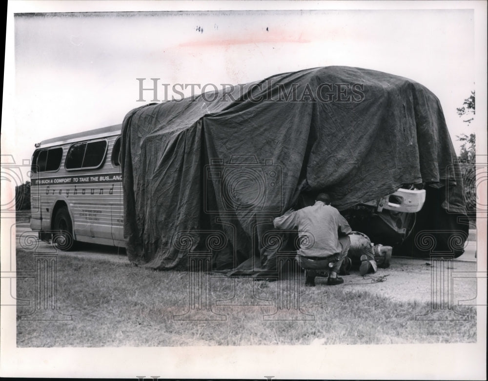 1952 Press Photo Bus wreck that hit a semi truck on Ohio turnpike - Historic Images