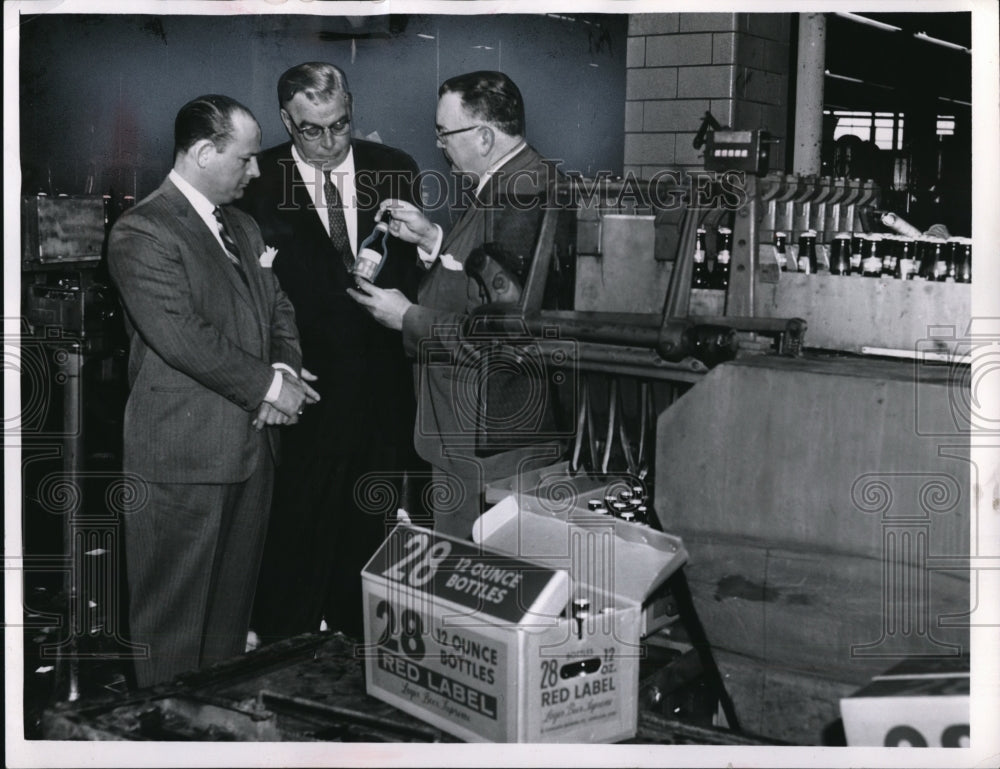 1961 Press Photo Red Label beer examined by BP Bohannon, JT Feighan,C Moeller - Historic Images