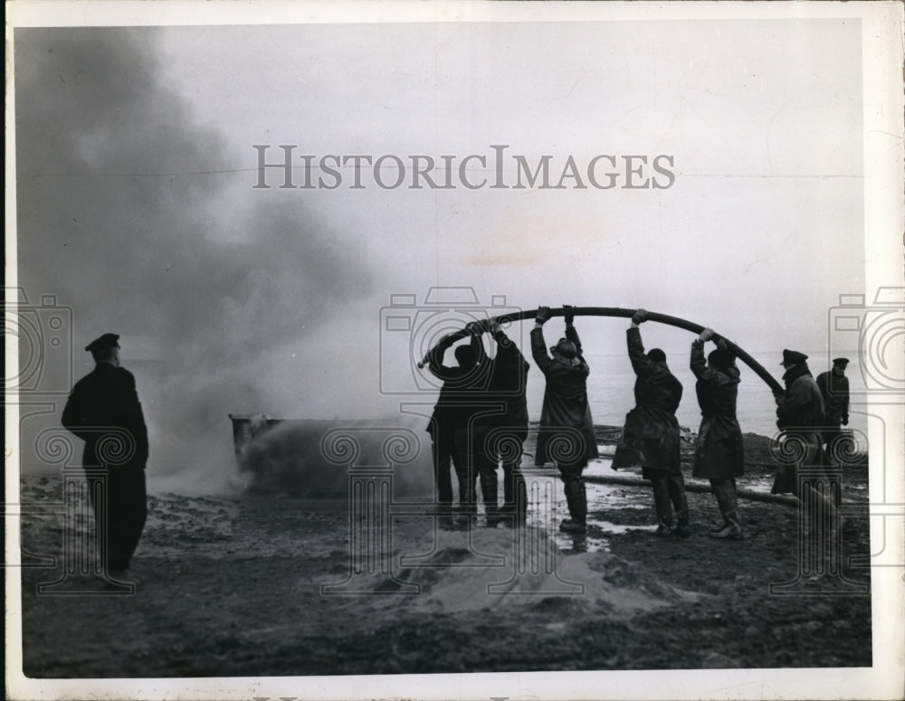 1942 Press Photo Fire Department Extinguishing Bomb In Oil Tank - Historic Images