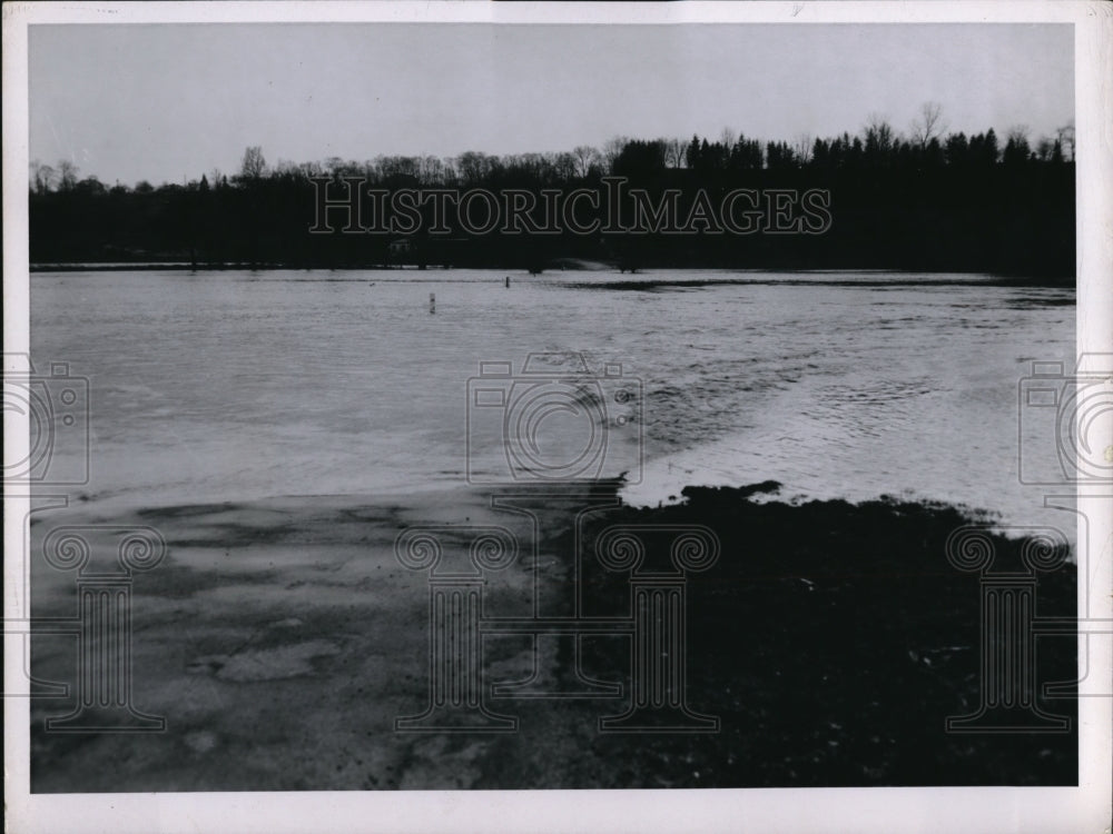 1956 Press Photo Fitzwater Road Valley View Disappears Into Water - Historic Images