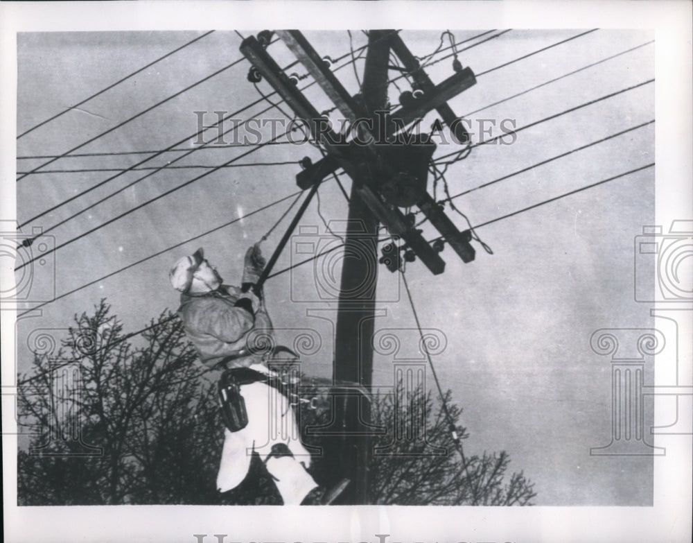 1952 Press Photo A telephone man tries to fix the Iowa lines - Historic Images