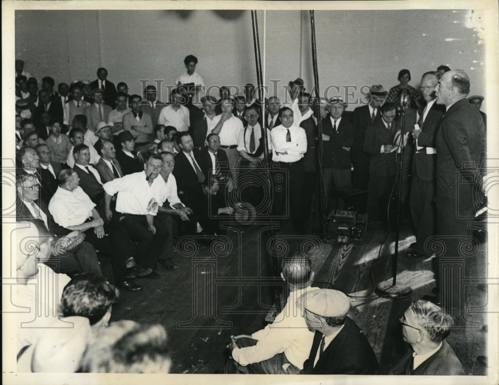 1934 Press Photo Federation secretary addresses silk strikers - Historic Images