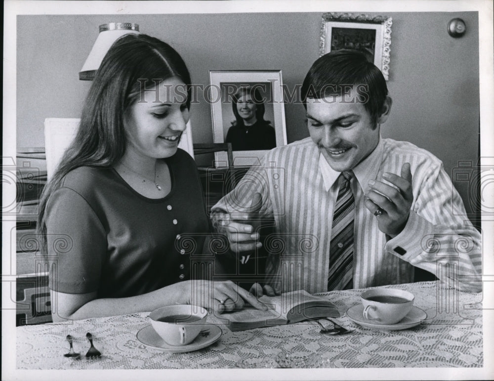 1970 Press Photo Paula Van Kammel And Andress Zink Read Over Coffee - Historic Images