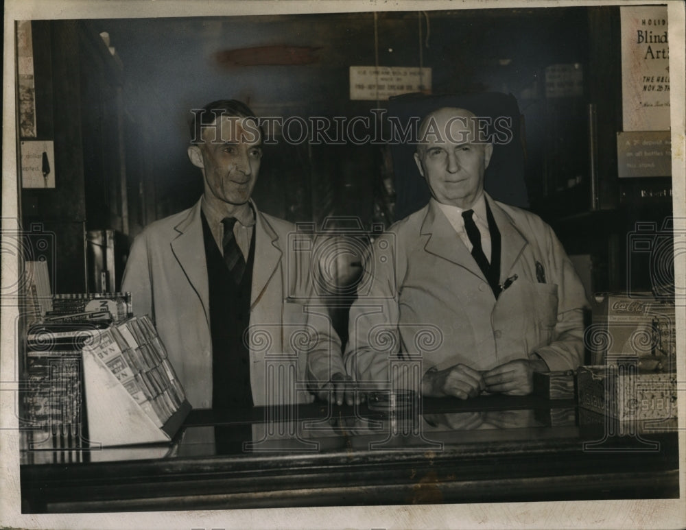 1938 Press Photo Leo Woods Robert Hill Sell Candy At City Hall - Historic Images