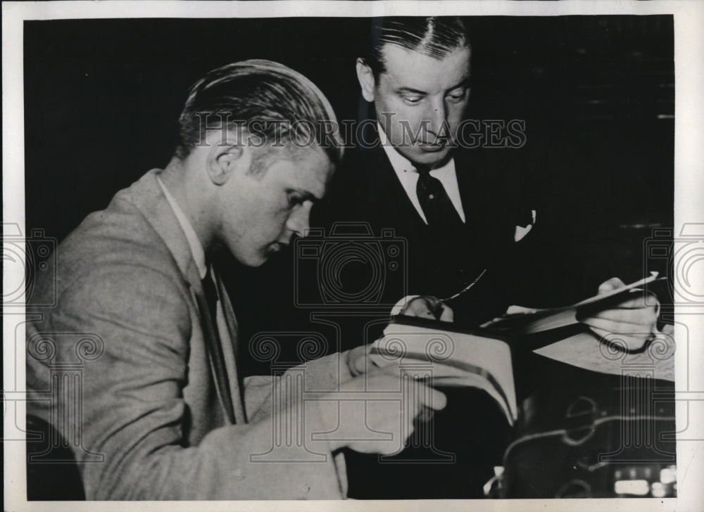 1933 Press Photo George McGee reads bible in court during kidnapping trial - Historic Images