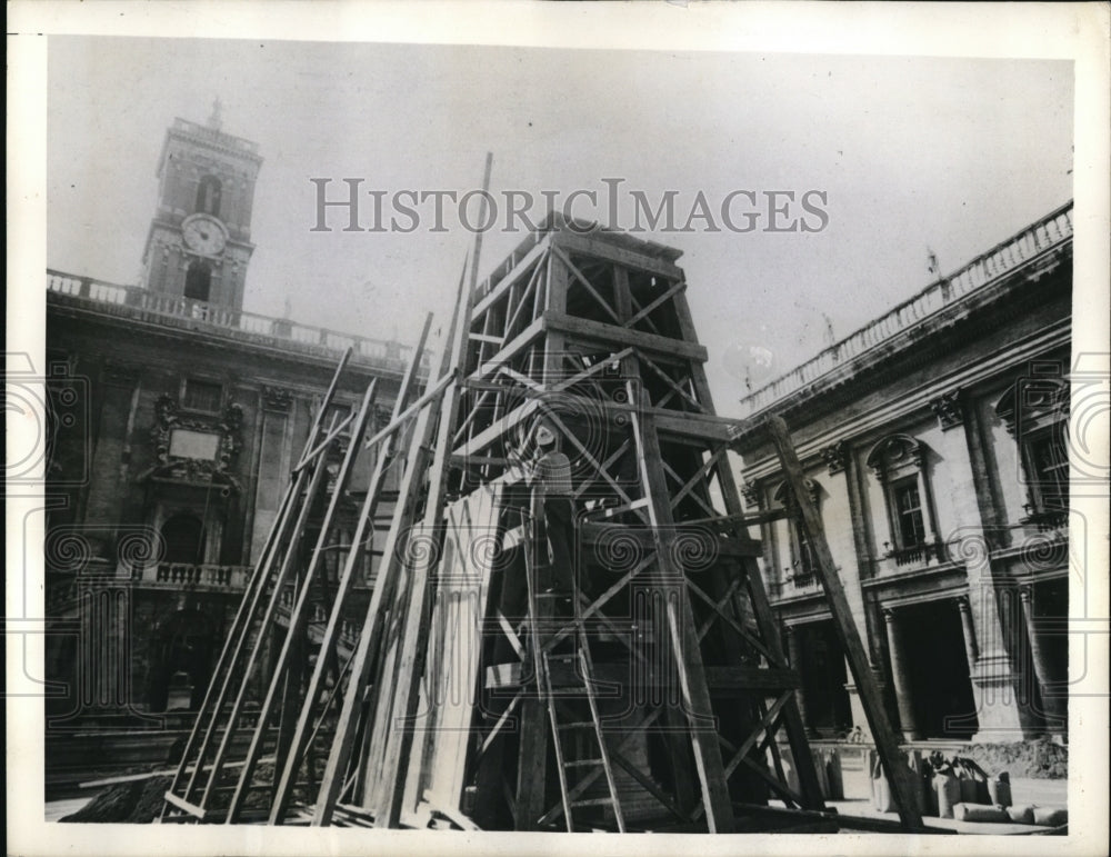 1943 Statue of Marc Aurelio, Italian&#39;s protection from sky raiders - Historic Images