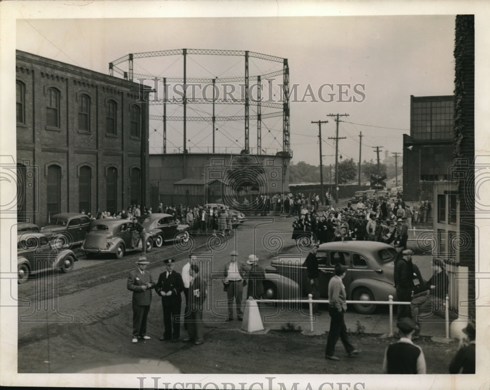 1942 Press Photo At North St. Claire, people start forming to strike - Historic Images