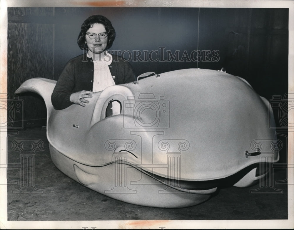 1962 Press Photo Barbara Davis sporting Wally The Whale has Skipper Now - Historic Images