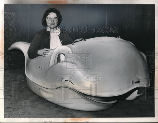 1962 Press Photo Barbara Davis sporting Wally The Whale has Skipper Now - Historic Images