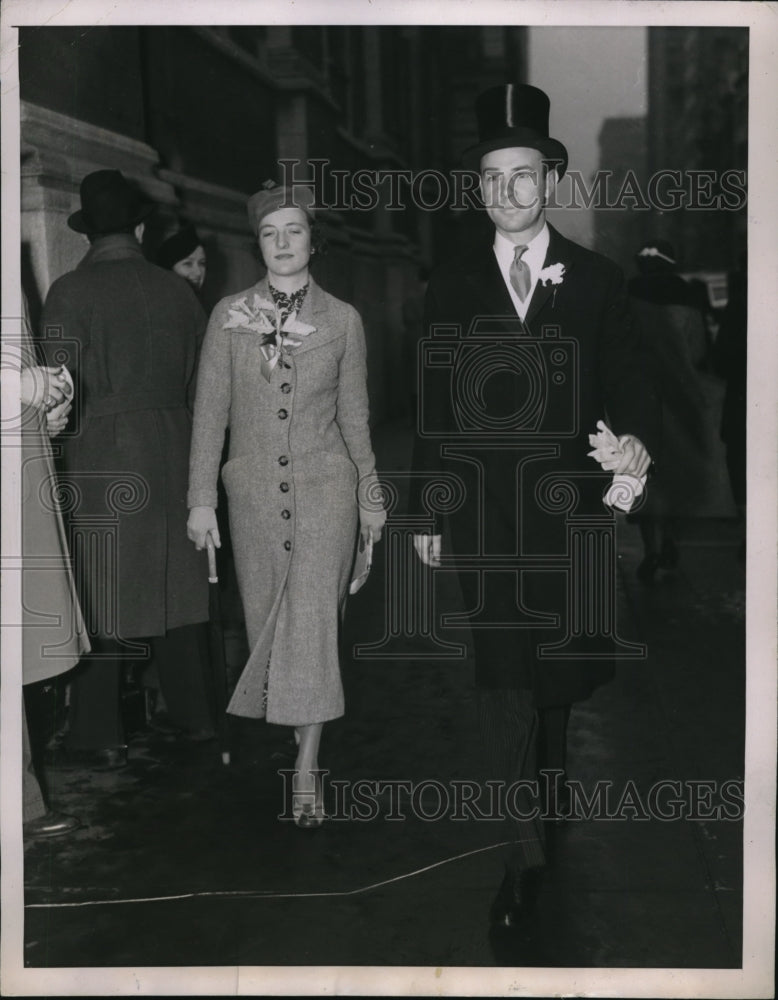 1936 Press Photo After church service Mr. and Mrs. Steele stroll around 5th ave. - Historic Images