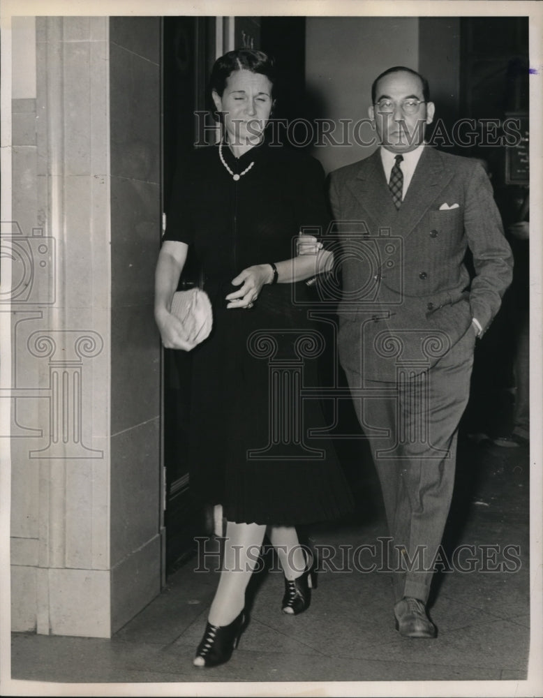 1939 Mrs Lillian L Schrein and husband walk to court room - Historic Images