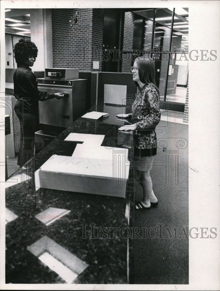 1971 Press Photo Librarian Check out Book in Computer for a Junior English Major - Historic Images