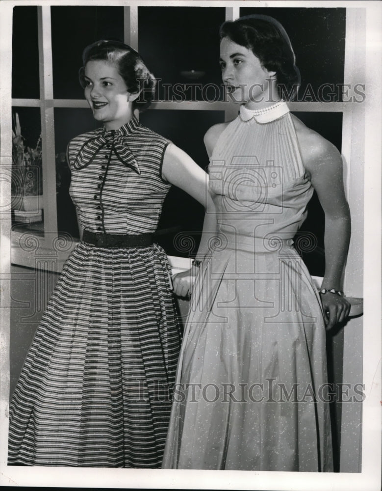 1953 Press Photo Sally Nash &amp; Ann Smith  of a Cleveland Hi school - Historic Images