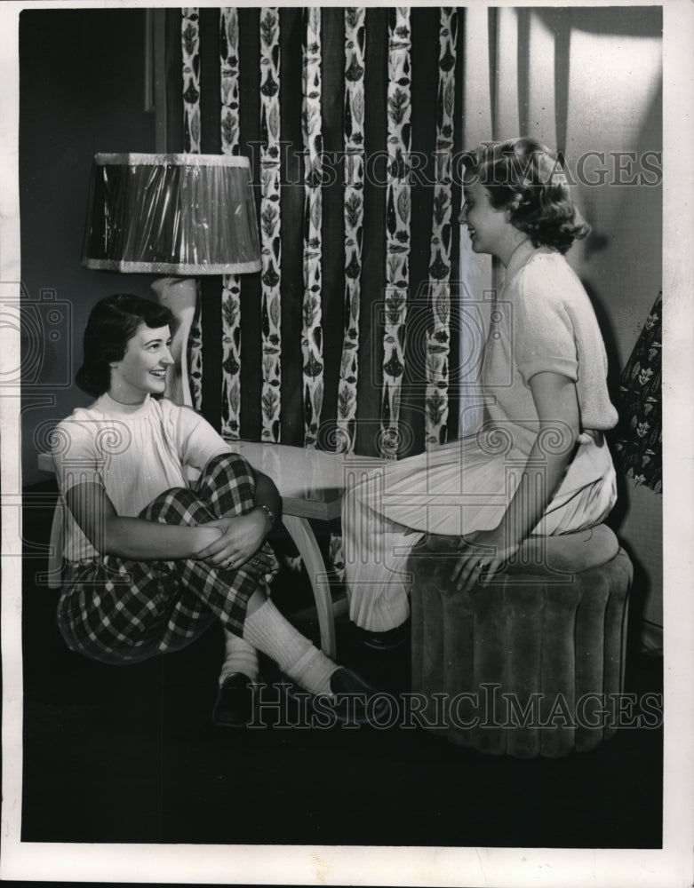 1953 Press Photo Cleveland HS students Sally Nash &amp; Ann Smith - Historic Images