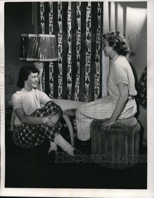 1953 Press Photo Cleveland HS students Sally Nash & Ann Smith - Historic Images