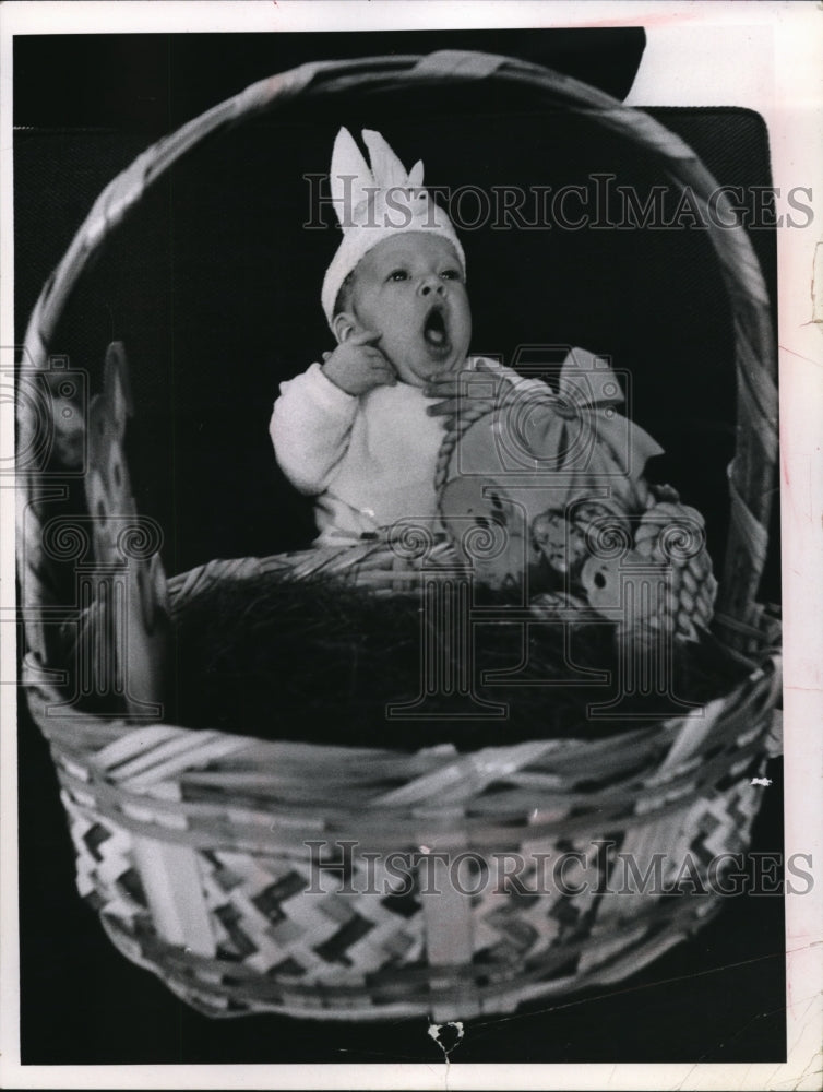 1968 Press Photo Lind Lee Raycher age 2 months in Easter costume - Historic Images