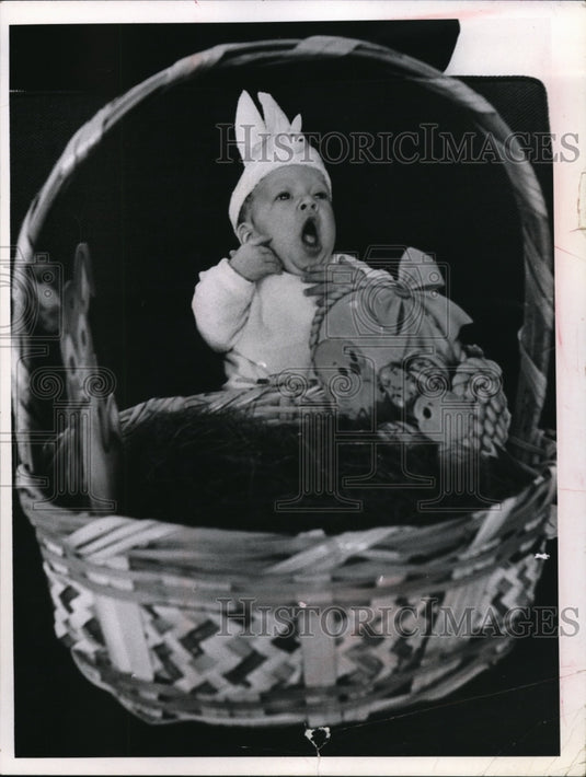 1968 Press Photo Lind Lee Raycher age 2 months in Easter costume - Historic Images