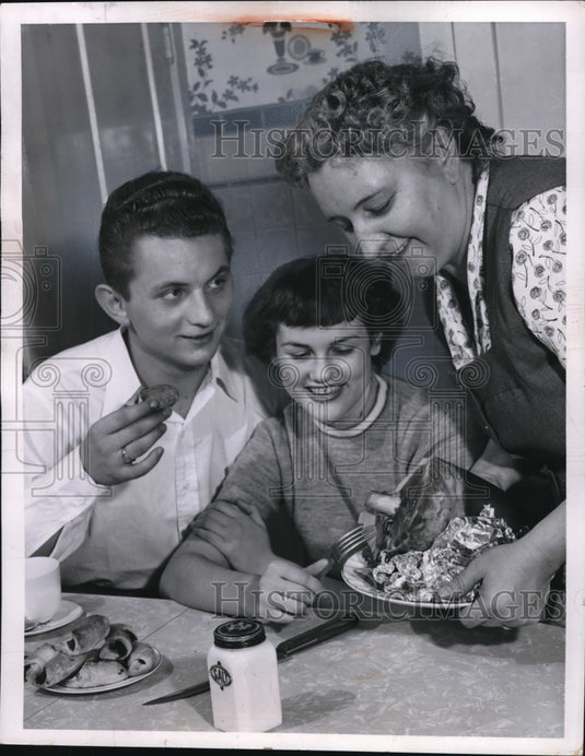 1956 Press Photo Guyula Hamori, Barbara Capo and Mrs Frank Purgay - Historic Images