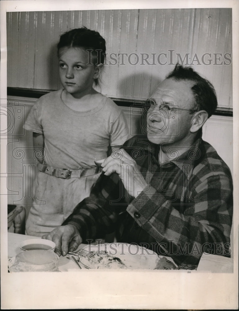 1947 Press Photo Ft Atkinson Wisc George Weckler &amp; daughter G Jean after kidnapp - Historic Images