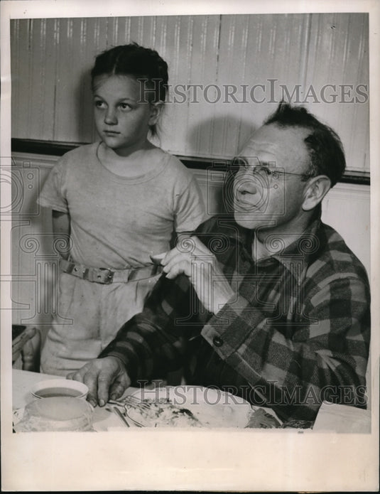 1947 Press Photo Ft Atkinson Wisc George Weckler & daughter G Jean after kidnapp - Historic Images