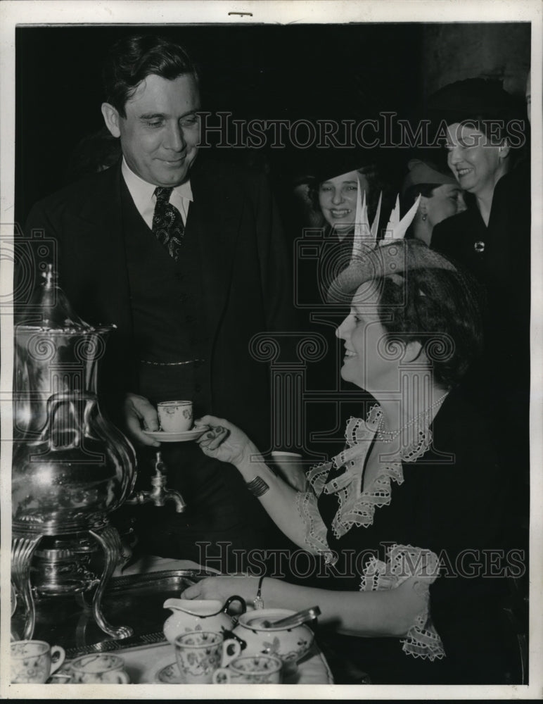 1941 Press Photo Wendell Willkie & Women's Natl Press Club Pres Helen Essary - Historic Images