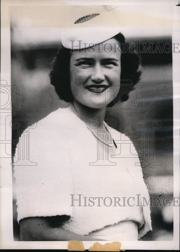 1939 Press Photo Miami Fla Mrs Charles Sheldon at Hialeah race track - Historic Images