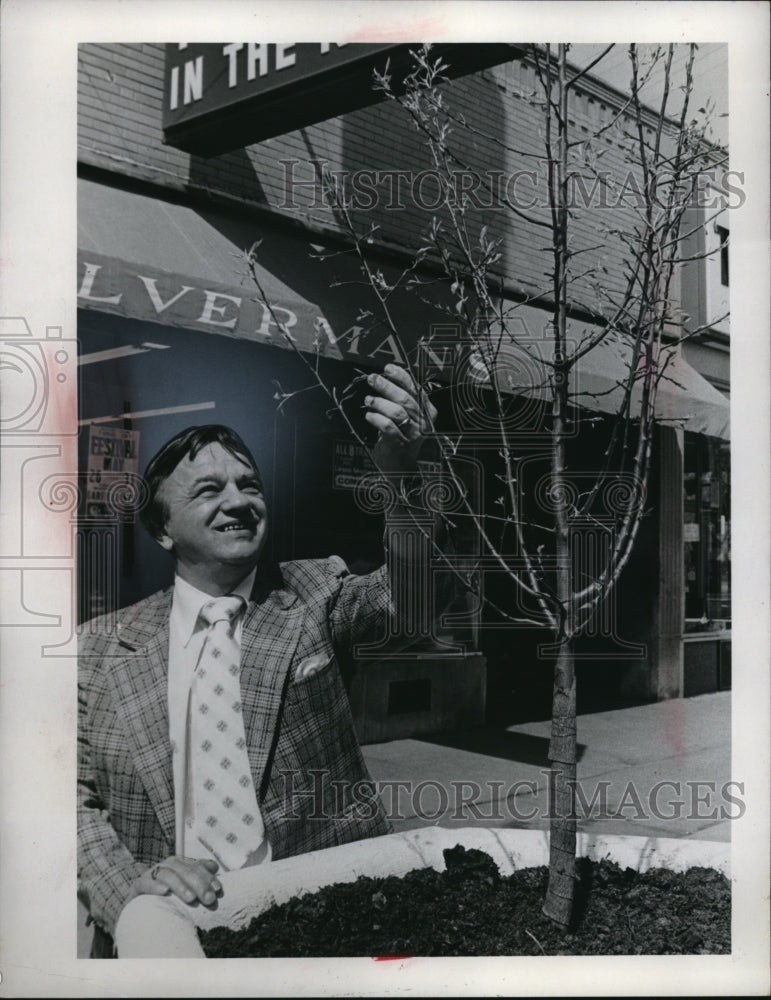 1975 Press Photo Garfield Heights Mayor Ray Stackewicz in Ohio - Historic Images