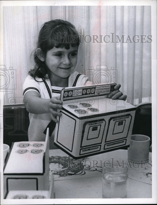 1970 Press Photo Victoria Vano age 7 at Silver Grill restaurant - Historic Images