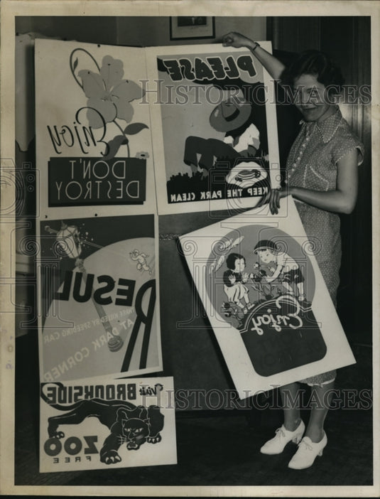 1937 Press Photo Theresa Minasker & a art display - Historic Images