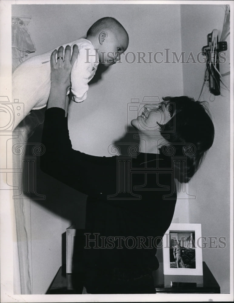 1967 Press Photo Mrs Cheryl Polley & baby Barbara of Cleveland Ohio - Historic Images