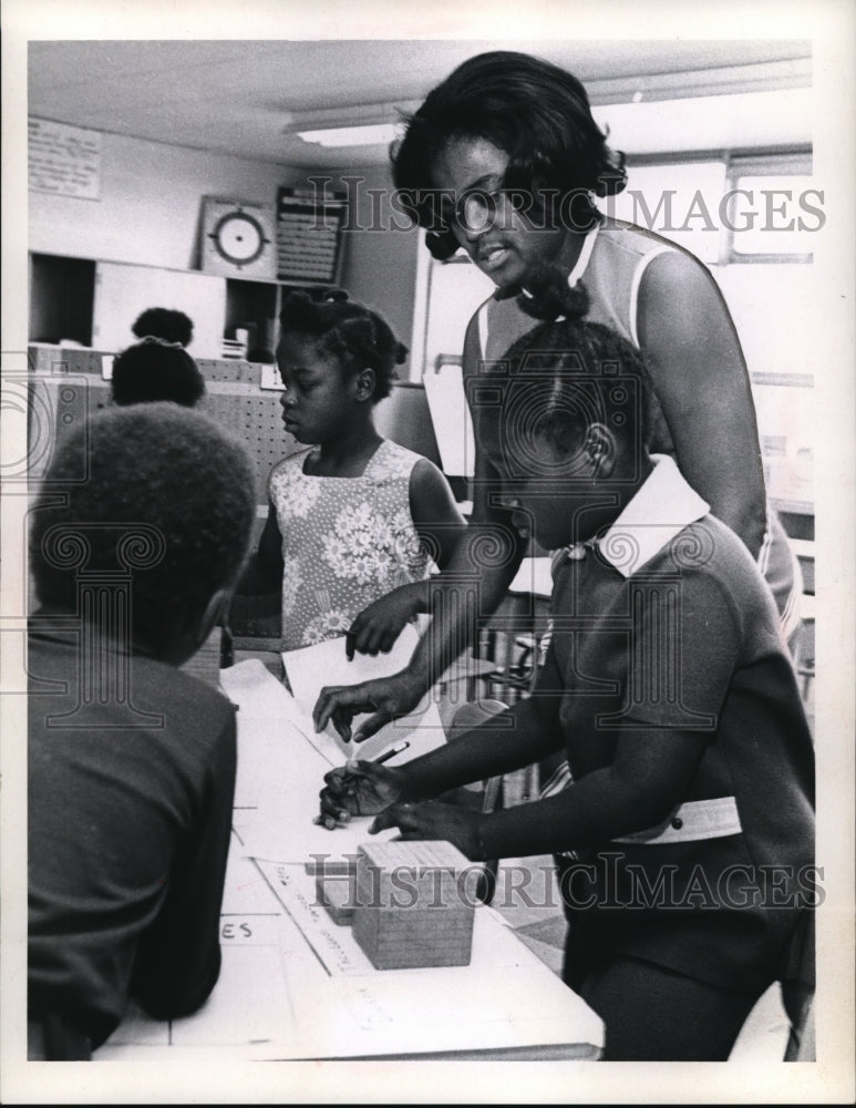 1973 Press Photo Math Class, 3rd Grade Marganel Ireland School 3rd Grade - Historic Images